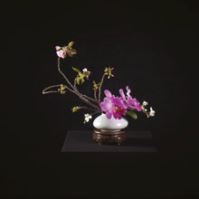 Load image into Gallery viewer, Cocoji: Traditional Korean Flower Arrangement - FlowerBox
