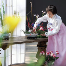 Load image into Gallery viewer, Cocoji: Traditional Korean Flower Arrangement - FlowerBox
