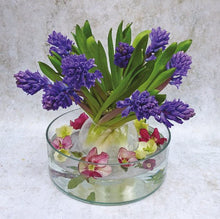 Load image into Gallery viewer, Simply Flower Arranging - A Step-by-Step Guide - FlowerBox
