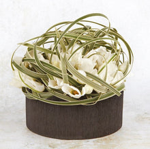 Load image into Gallery viewer, Simply Flower Arranging - A Step-by-Step Guide - FlowerBox
